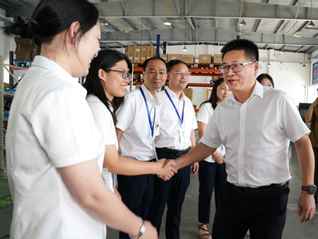 【20240906】集團領導慰問交通學校教師，何宇健（右一）（李阿梅攝）.jpg